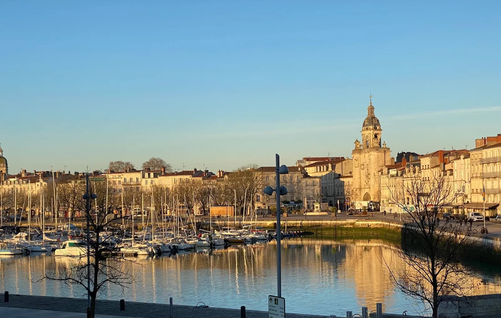 Vends 240m² sur 2 niveaux avec vue sur le Vieux port de La Rochelle - Photo 1