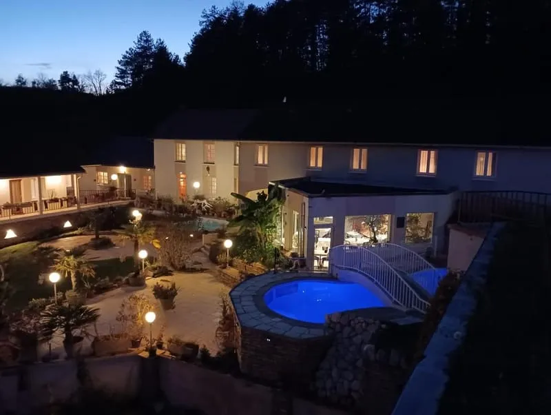 Ensemble immobilier - Photo 1