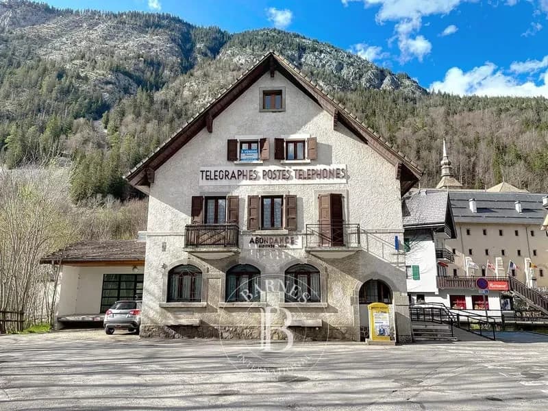 Ensemble immobilier avec commerce - Abondance - Photo 1
