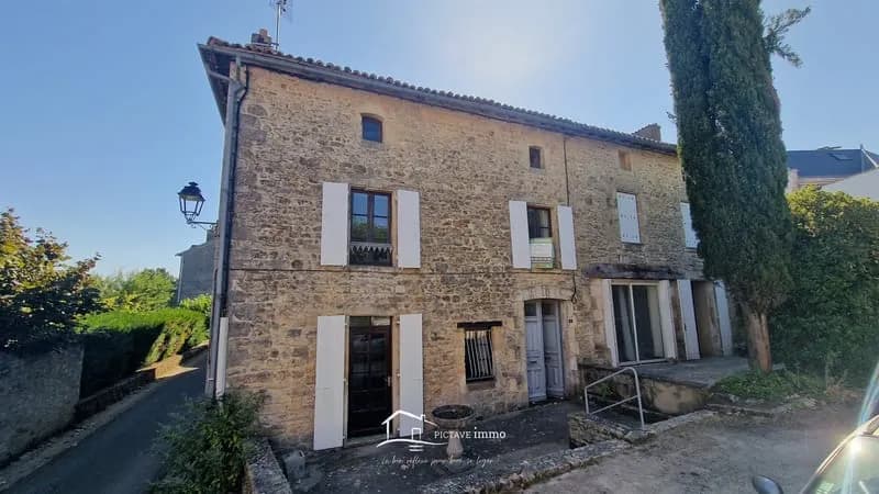 Investissement à Lusignan Immeuble composé de 4 logements avec garage et stationnement - Photo 1