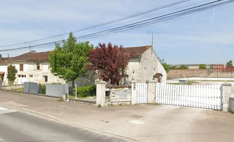 IMMEUBLE de rendement 8 logements loués à CHÂTEAUBERNARD - Photo 1