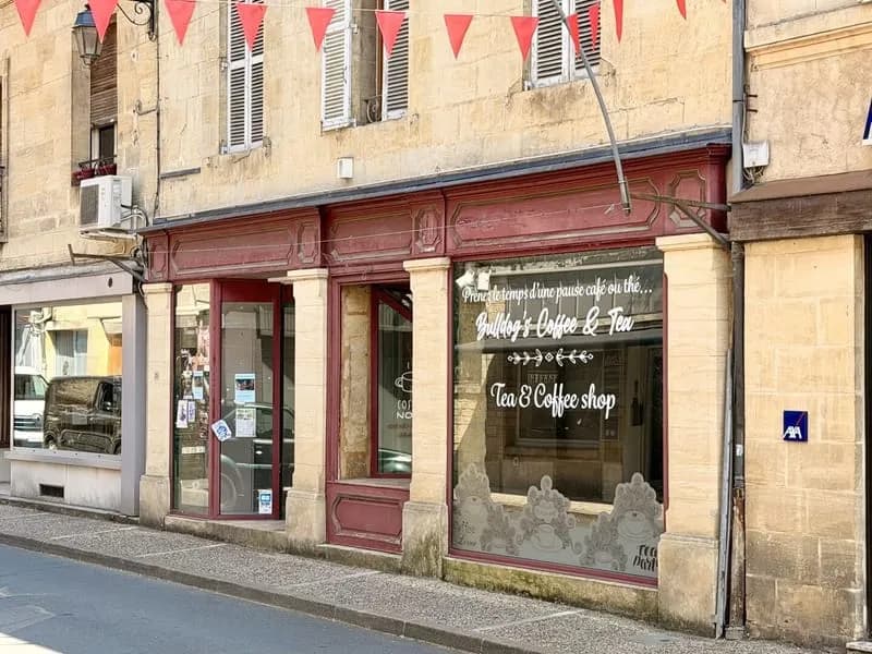 Immeuble de rapport avec local commercial, garage et appartement à rénover au coeur d'un village du Périgord Noir - Photo 1