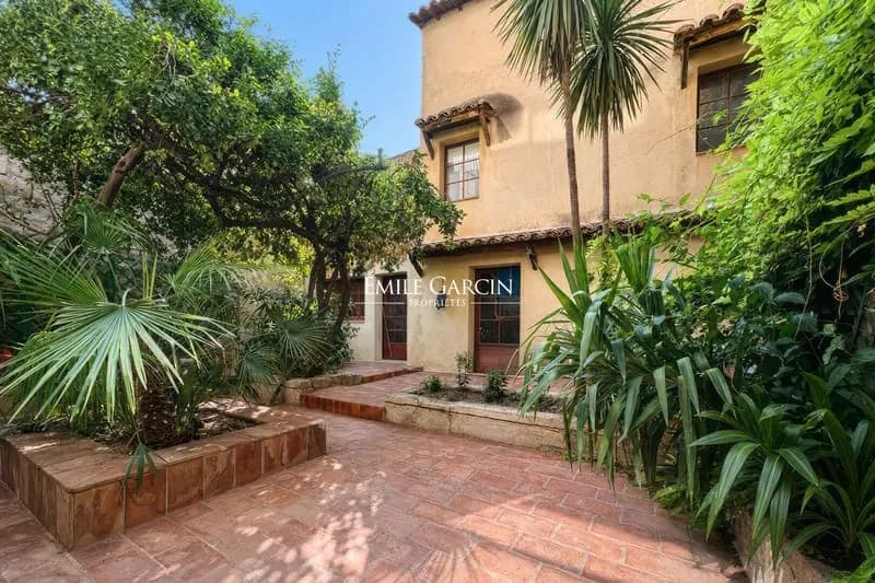 À vendre - Avignon Intra-muros - Centre historique - Ensemble immobilier de caractère avec patio-terrasses et fort potentiel de rénovation. - Photo 1