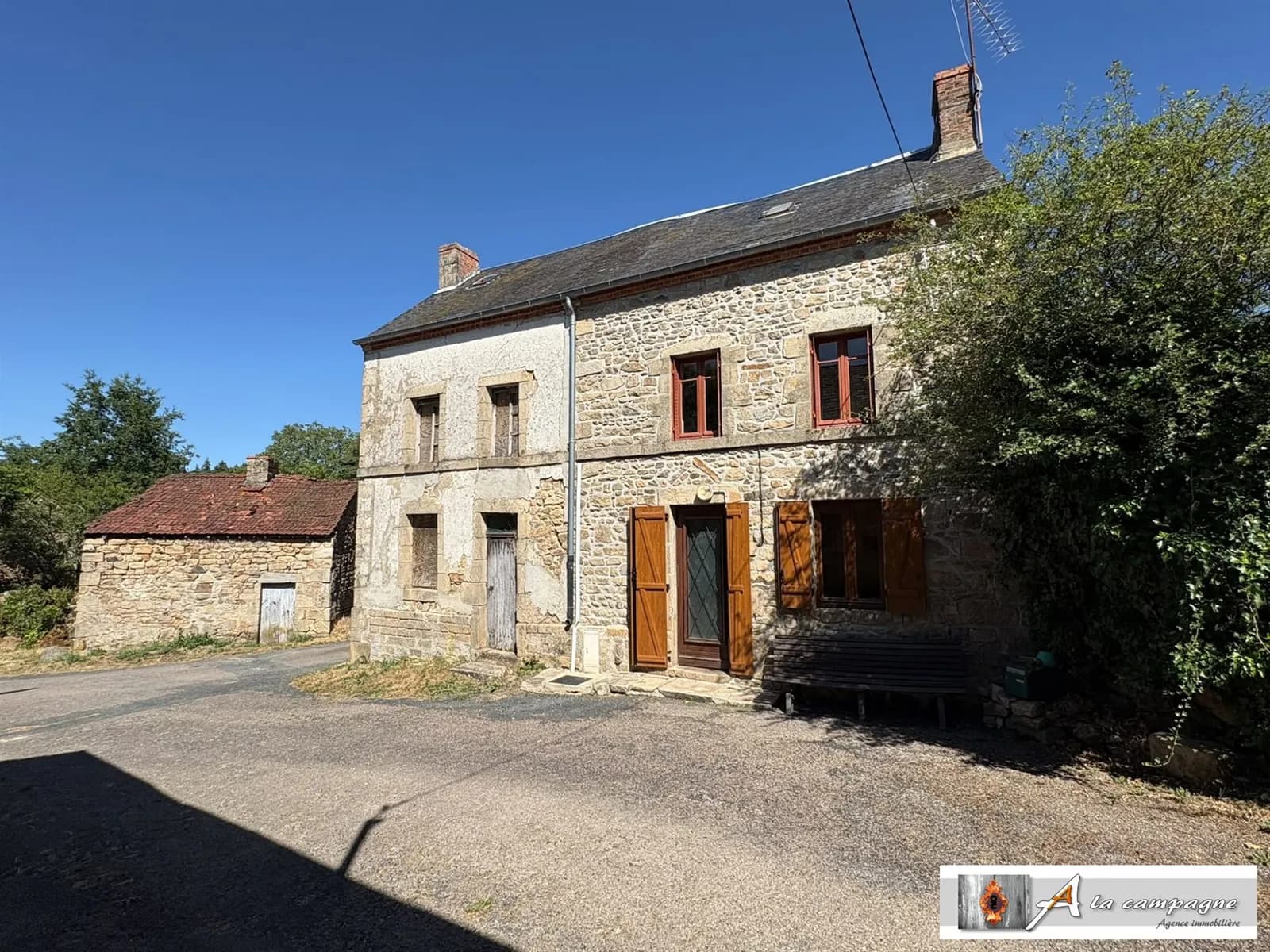 Ensemble immobilier à rénover - Photo 1