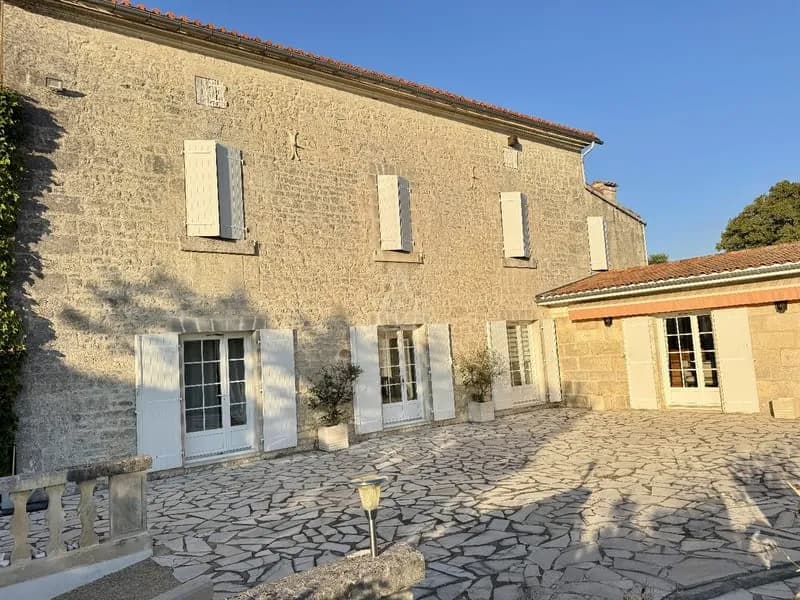 Ensemble immobilier de caractère avec vue panoramique sud Angoulême - Photo 1