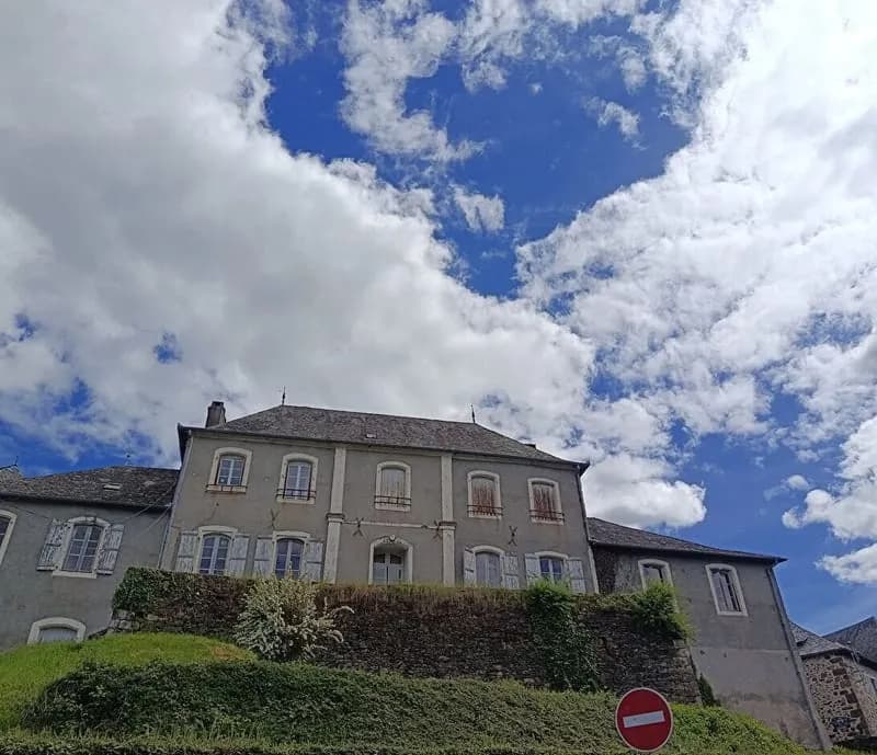 Immeuble à vendre dans l'ancienne mairie de Voutezac - Photo 1