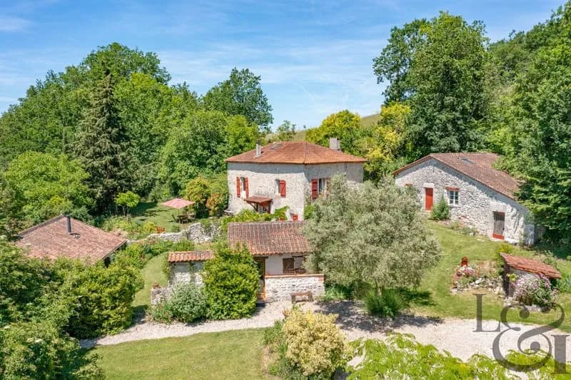 Ensemble immobilier en pierre avec piscine - Photo 1