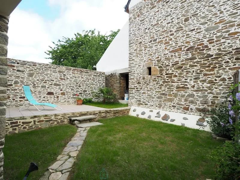 Remungol - Immeuble 157 m² + 50 m² complémentaires avec petit espace jardin intérieur - Photo 1