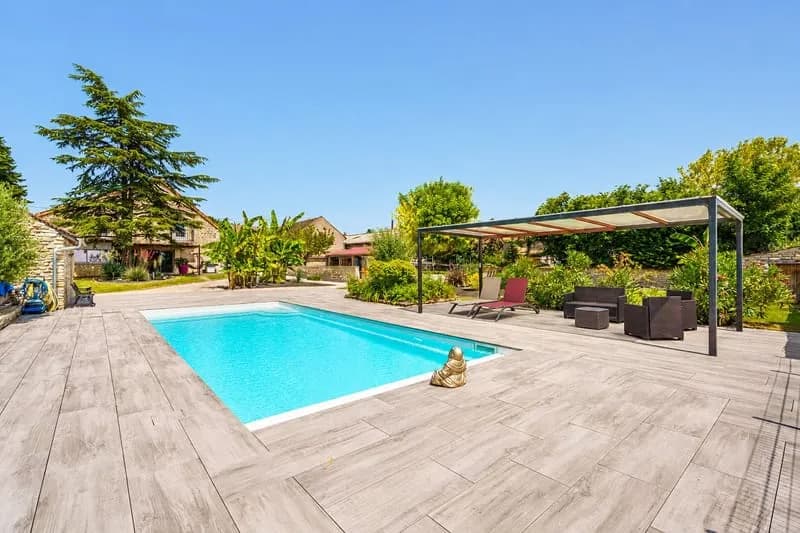 Ensemble immobilier à fort potentiel : Village avec commerces et école : Terrain généreux et piscine chauffée - Photo 1