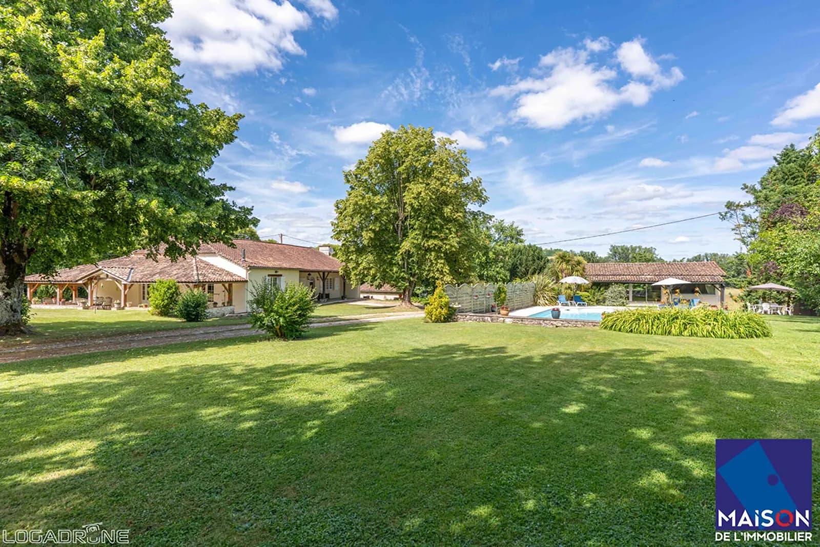 Proche Castelmoron sur Lot à 20 minutes de Villeneuve-sur-Lot, en plein coeur du Lot-et-Garonne et proche de toutes les commodités, venez découvrir cet ensemble immobilier en pierre d'environ 334,39 m² avec gîte et piscine, implanté sur un terrain de plus - Photo 1