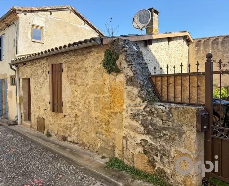 Au centre historique de Miradoux, maison de ville de 3 logements - Photo 1