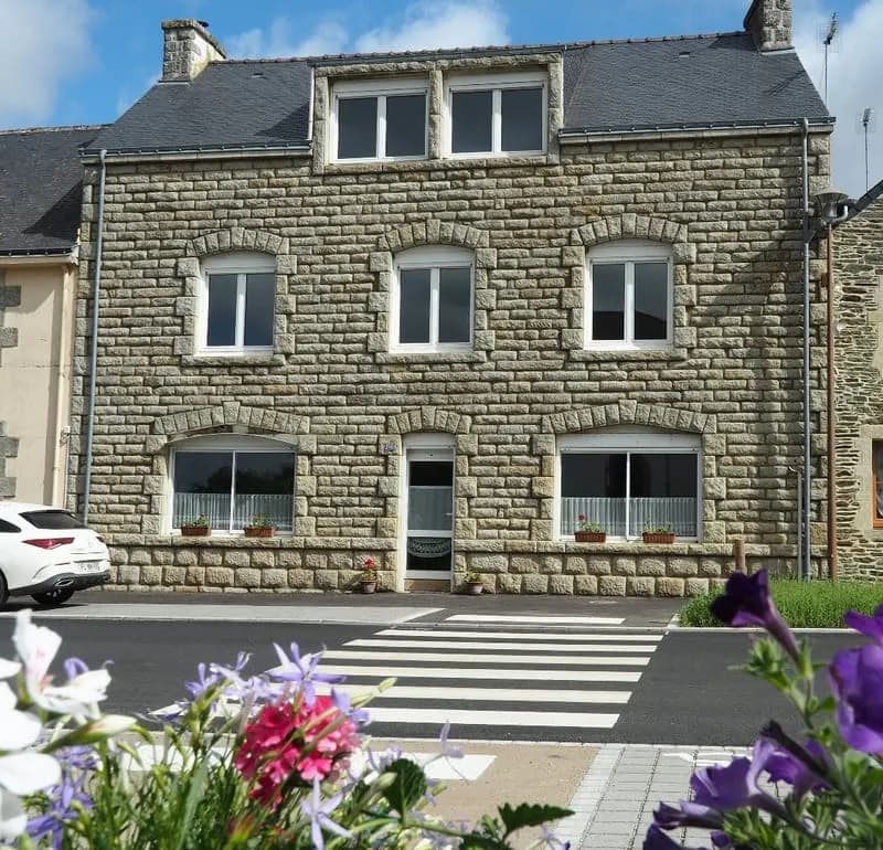 Remungol - Immeuble 157 m² + 50 m² complémentaires avec petit espace jardin intérieur - Photo 1
