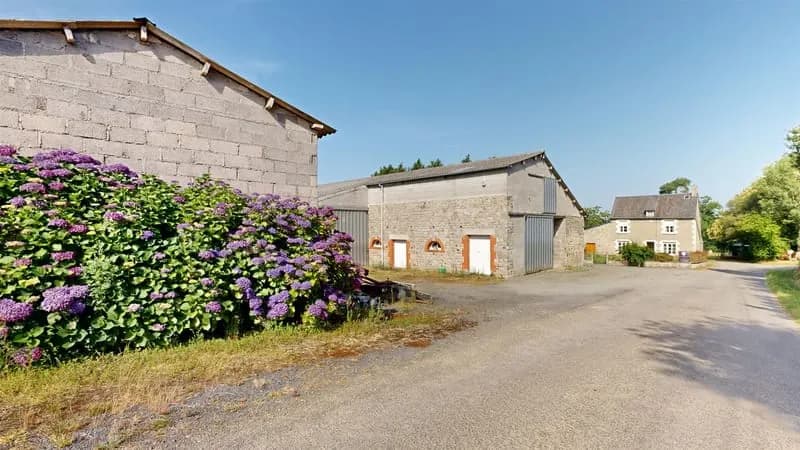 Ensemble immobilier avec habitation, dépendances sur terrain d'environ 9300m2. - Photo 1