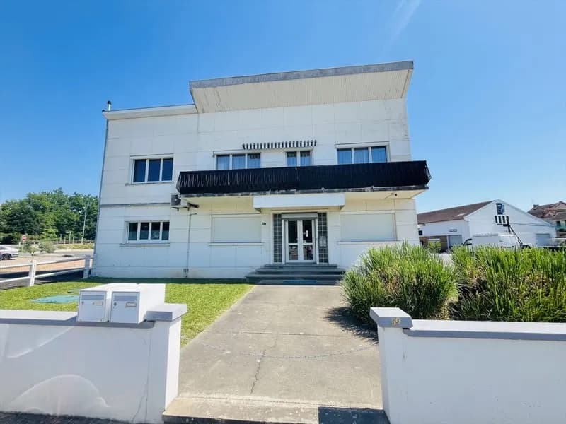 Immeuble en parfait état composé de 3 appartements, d'un local - Photo 1