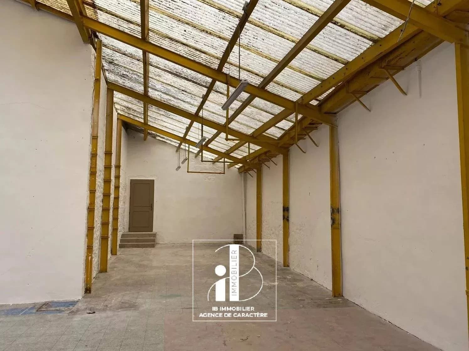 FONTAINEBLEAU PLEIN COEUR DE VILLE | LOCAL BRUT 248 M² RDC | PARKING A PROXIMITE - Photo 1