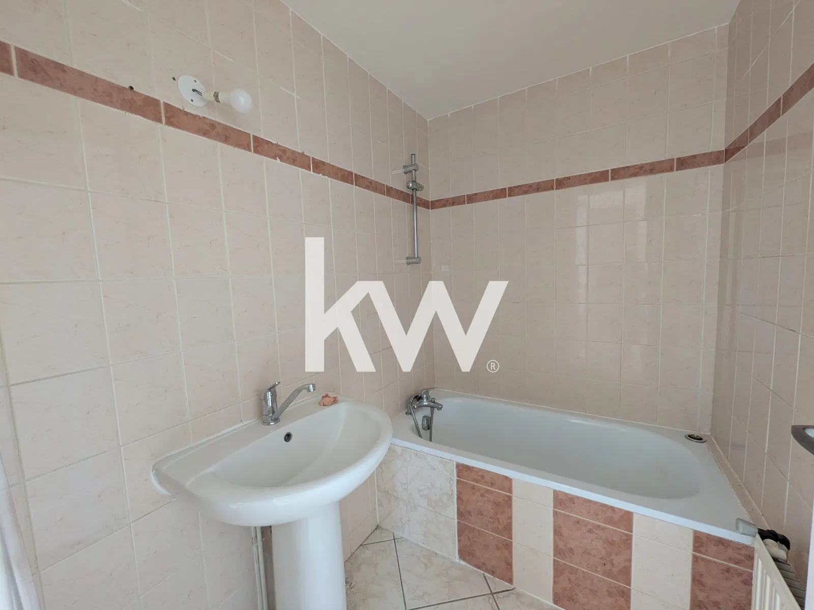 Immeuble 327 m2 - 5 lots - garages - Saint-Chamond - - Photo 1