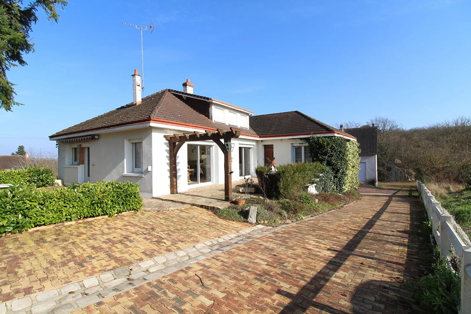 ENSEMBLE IMMOBILIER A SAINT GERVAIS LA FORET - Photo 1