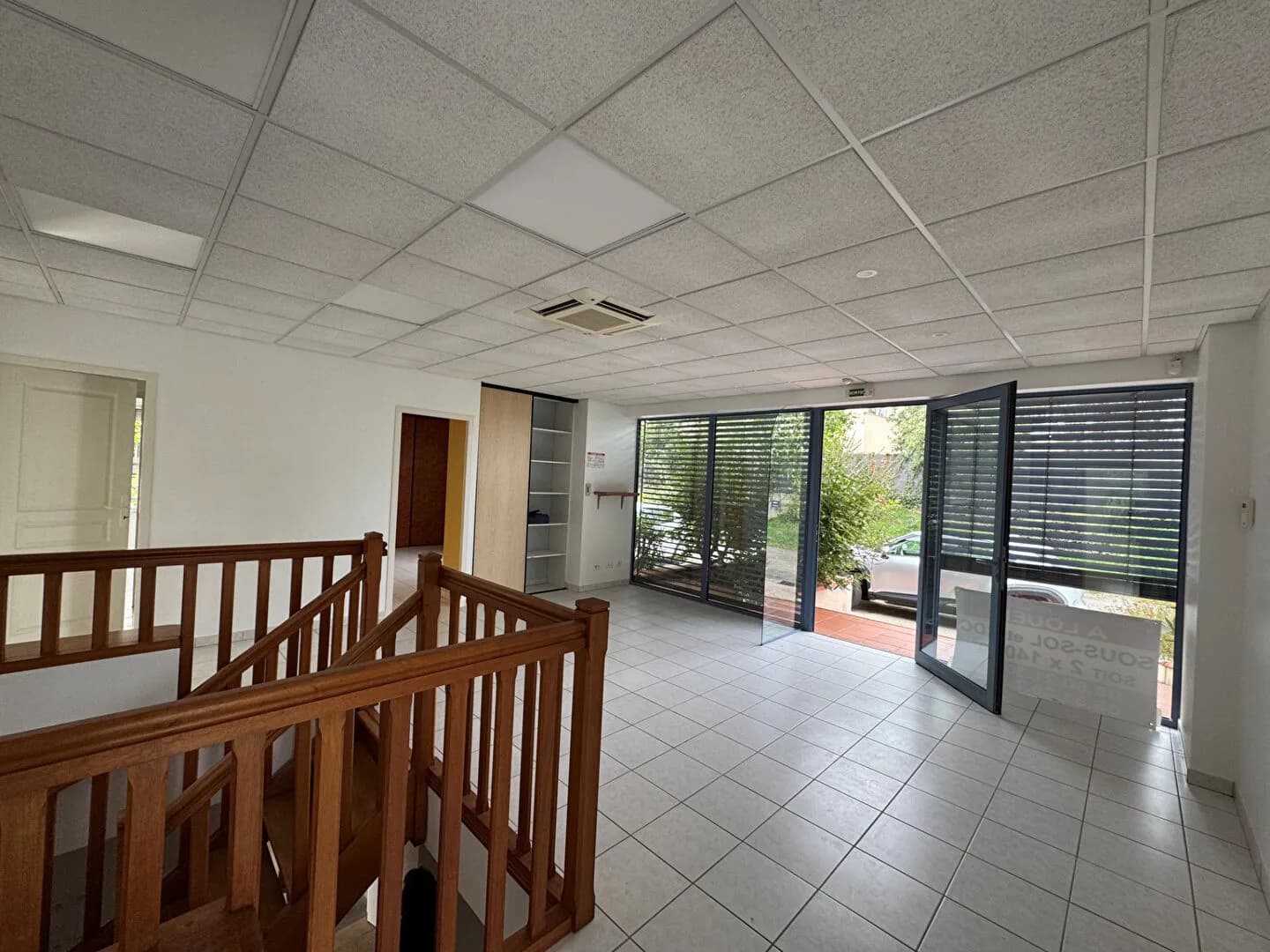 Immeuble de rapport -L Isle Jourdain 13 pièce(s) 223 m² + 2 appartements + garage + parkings - Photo 1