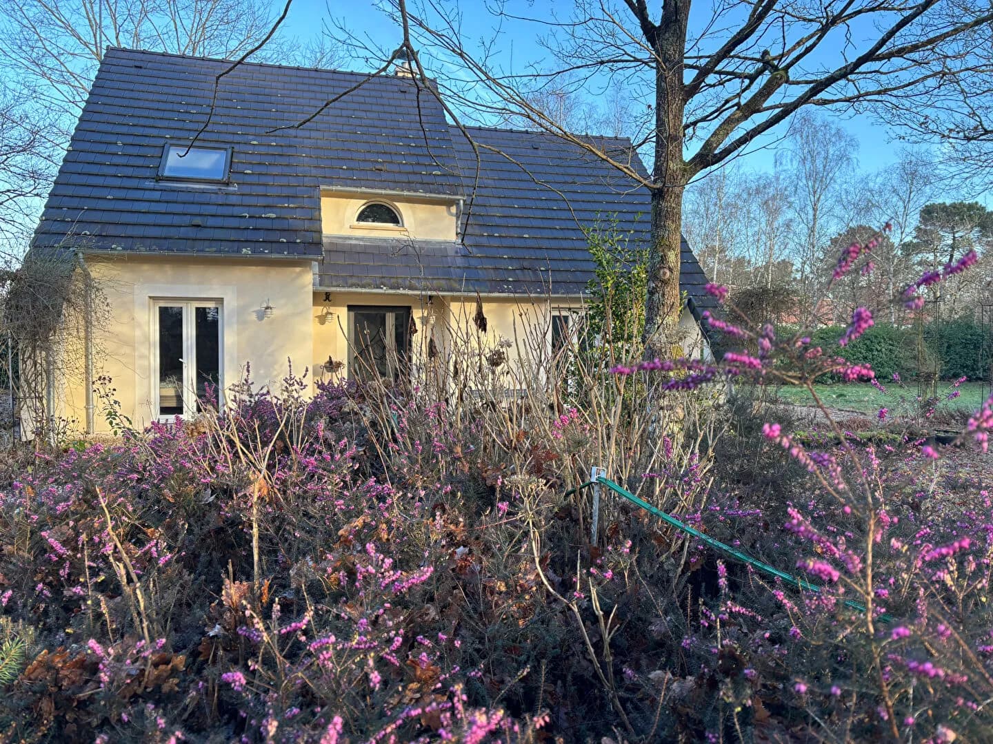 Ensemble immobilier dans petite zone artisanale . - Photo 1