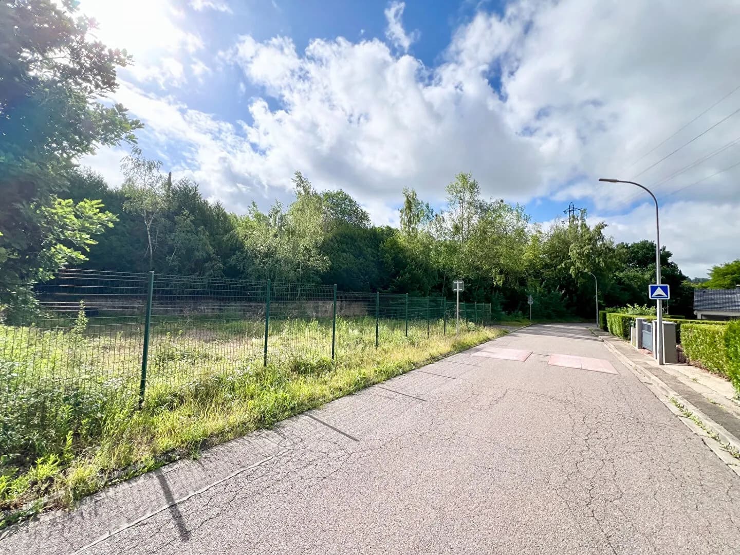 INVESTISSEMENT ENSEMBLE IMMOBILIER DE 1,16 HECTARE AVEC 52 ARES CONSTRUCTIBLES ET HALL D'ACTIVITÉS DE 500 M² - Photo 1