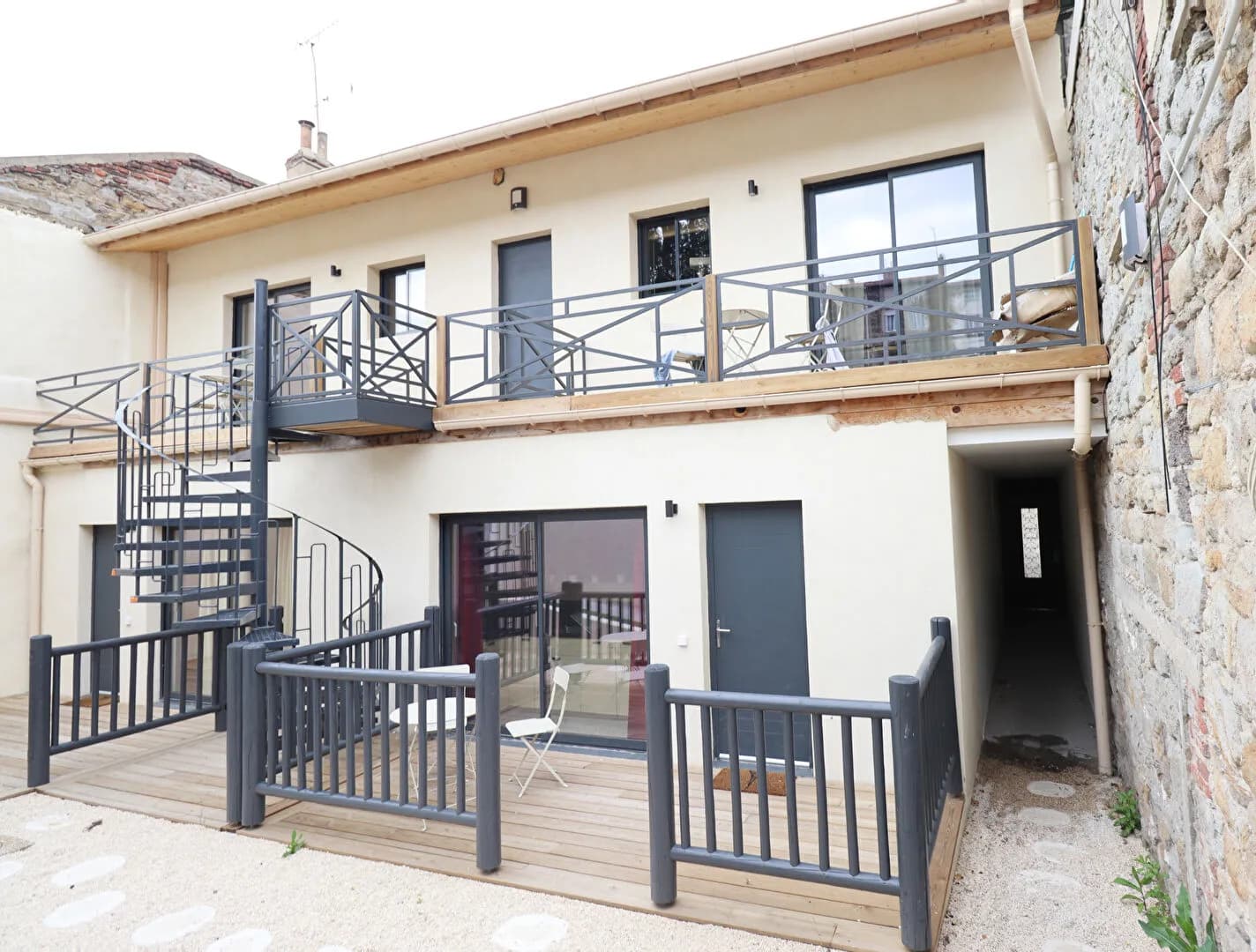 Immeuble 25 pièces 600 m² - Photo 1