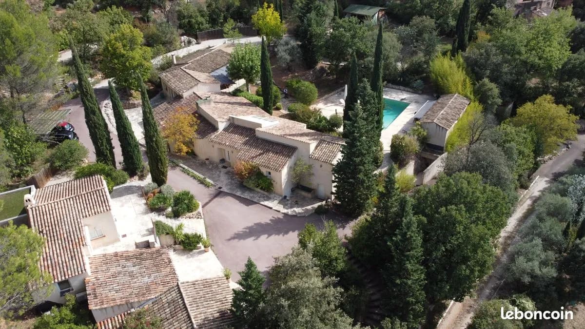 Un ensemble immobilier de 490 m² composé de 3 maisons avec 3 ha de forêt - Photo 1