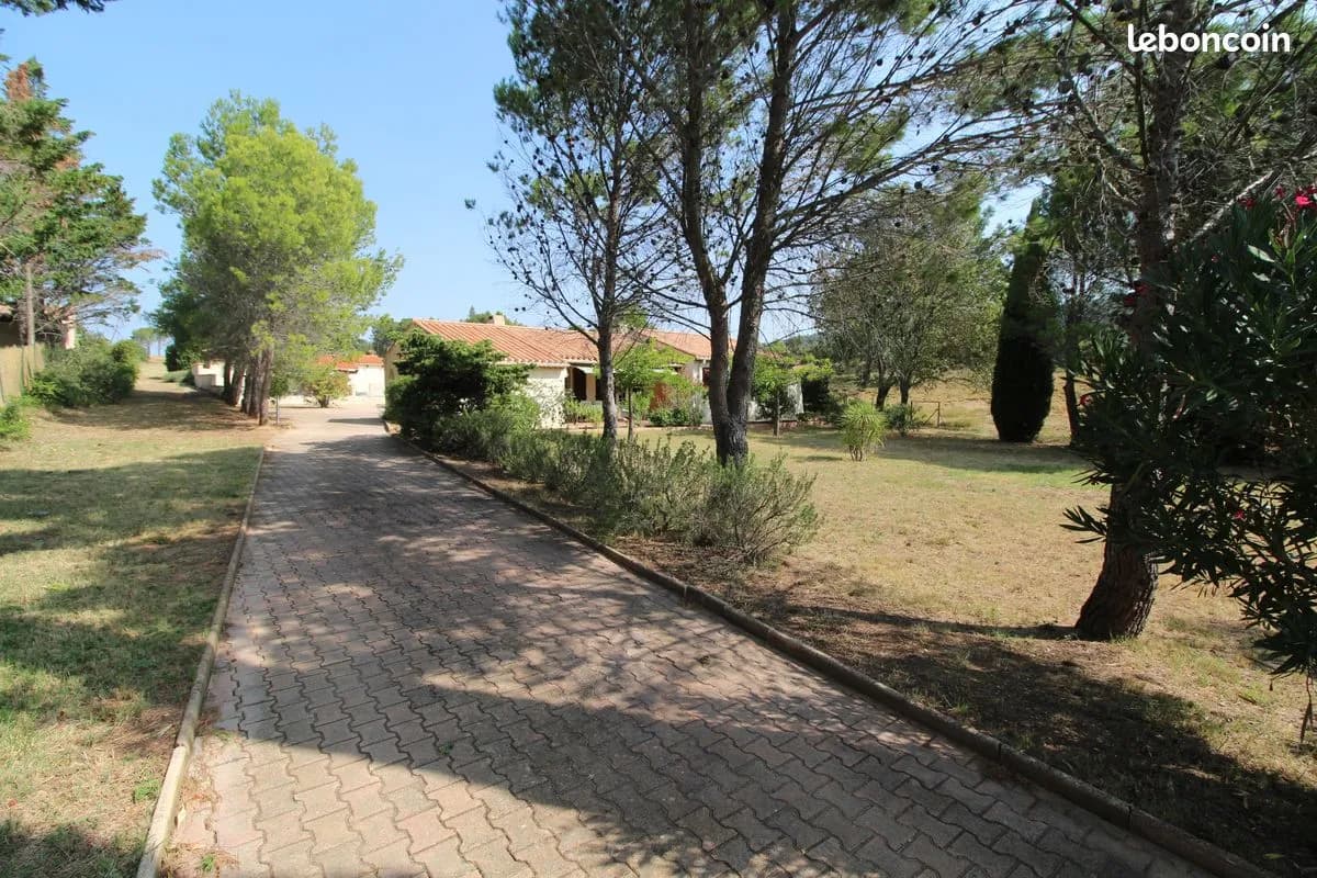 Ensemble immobilier constitué de 2 villas séparées, d'un garage séparé, sur une parcelle de terrain close de 3542 M2 avec piscine - Photo 1