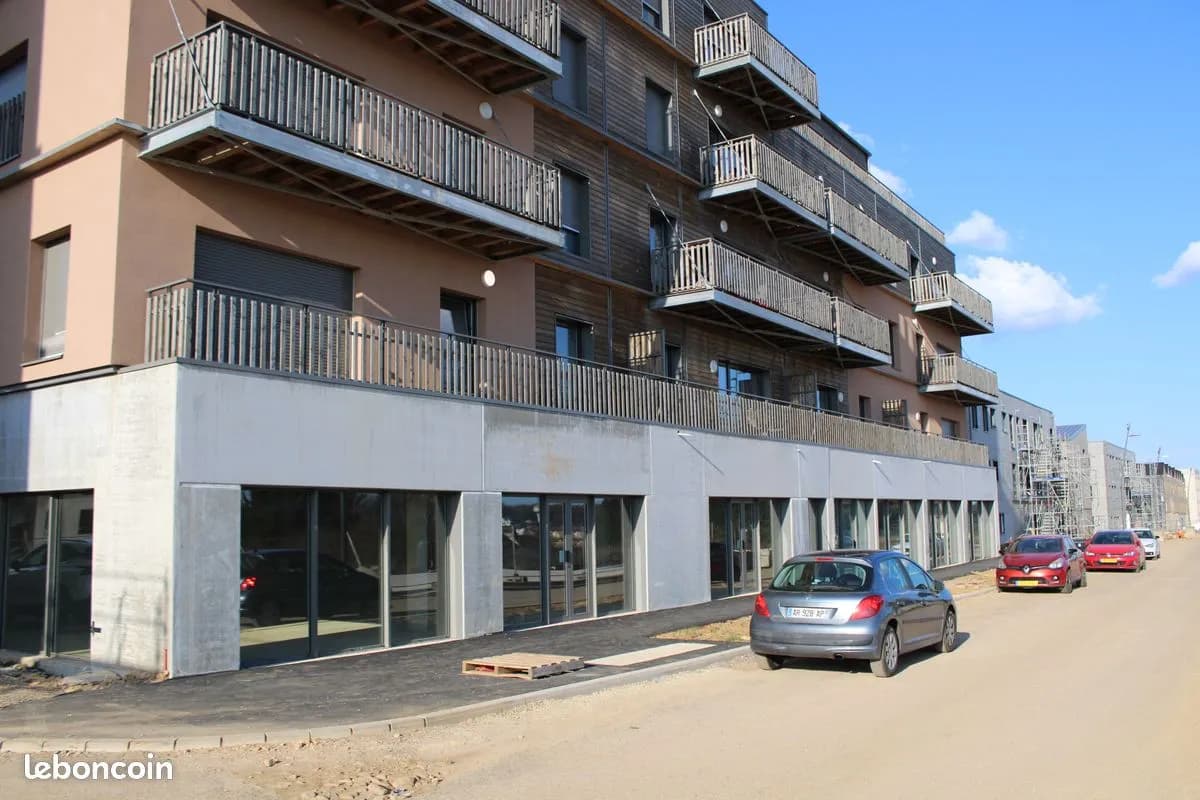 Cellule commerciale en pied d'immeuble - Photo 1