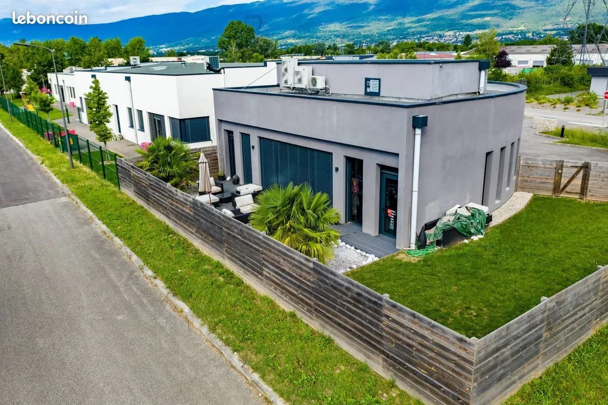 Local 117 m² Saint-Genis-Pouilly - Photo 1