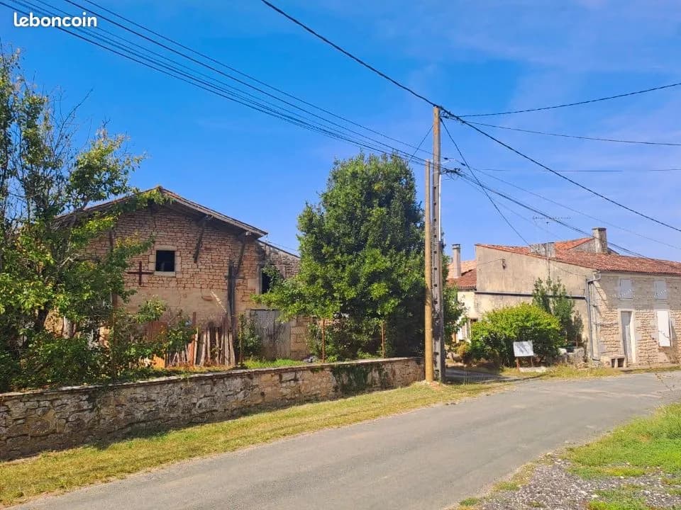 ✨ Ensemble immobilier charentais avec fort potentiel - Deux maisons, grange et dépendances ✨ - Photo 1