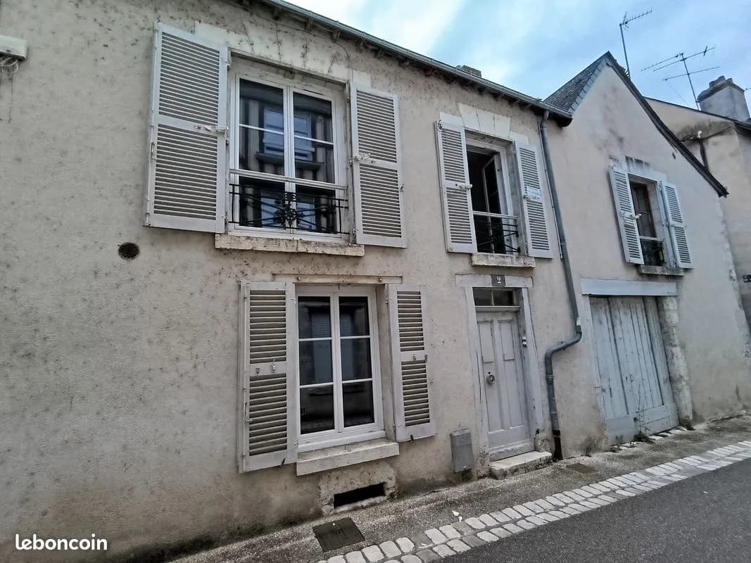 Immeuble composé de trois logements situé quartier Saint-Nicolas à Blois - Photo 1