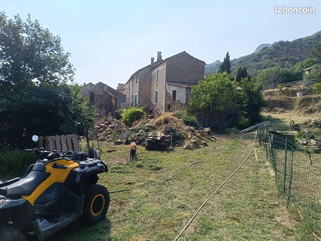 Bel ensemble immobilier en pierres à rénover - Photo 1