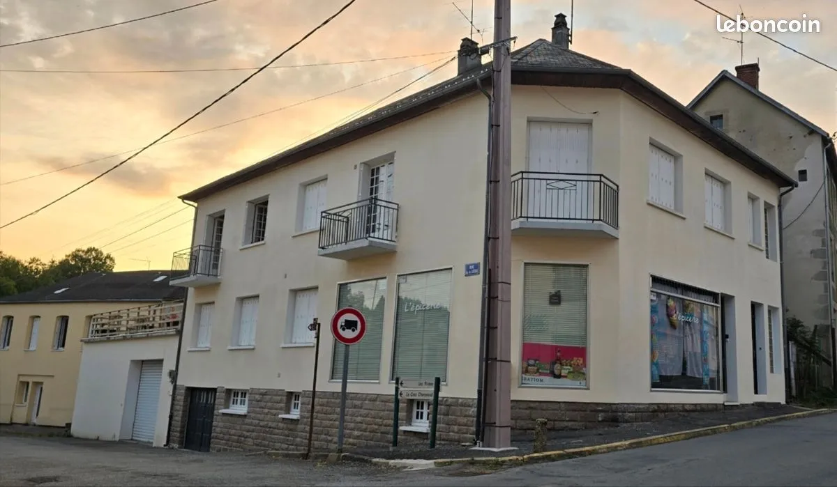 Immeuble rentable de 240m2 avec 2 logements, commerce et extérieur - Photo 1