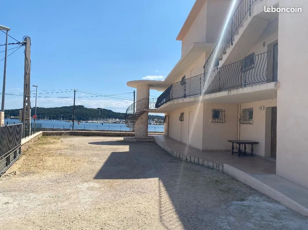 Terrain de 1100 m2 a batir avec un immeuble a demolir - Photo 1