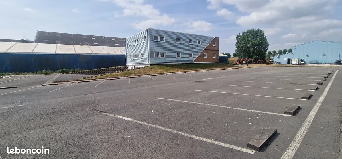Immeuble 700m2 bureaux stockage Atelier et 50 places de parking - Photo 1