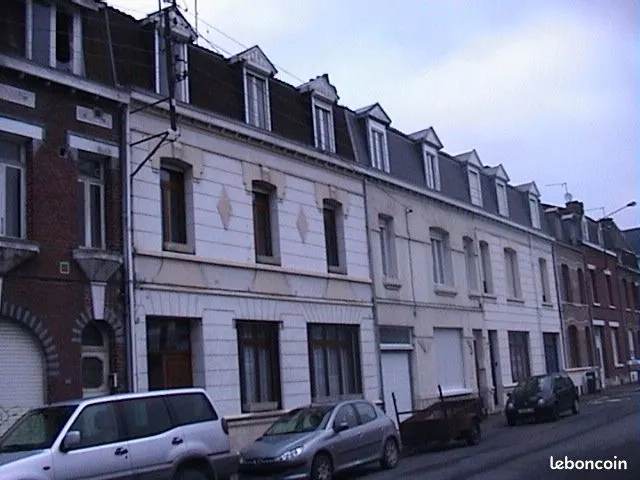 Bâtie sur 3 étages cet immeuble offre beaucoup de potentiel - Photo 1