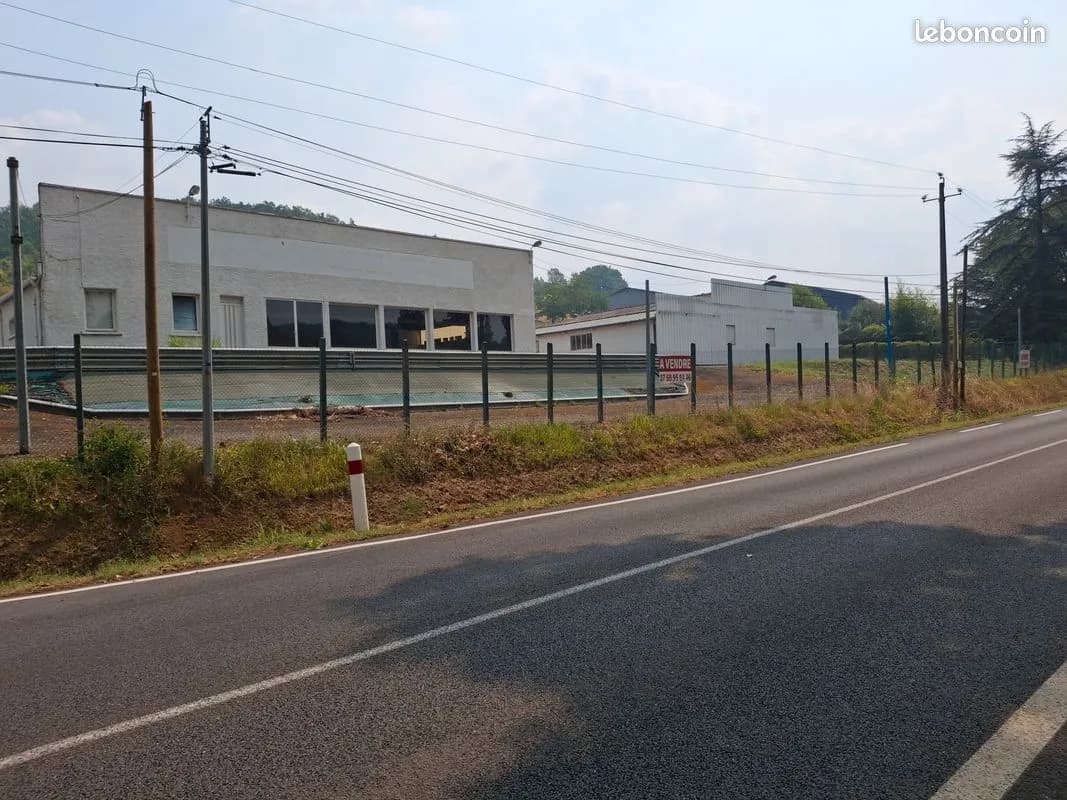 Ensemble immobilier professionnel sur un terrain de 4 800 m2 - Photo 1