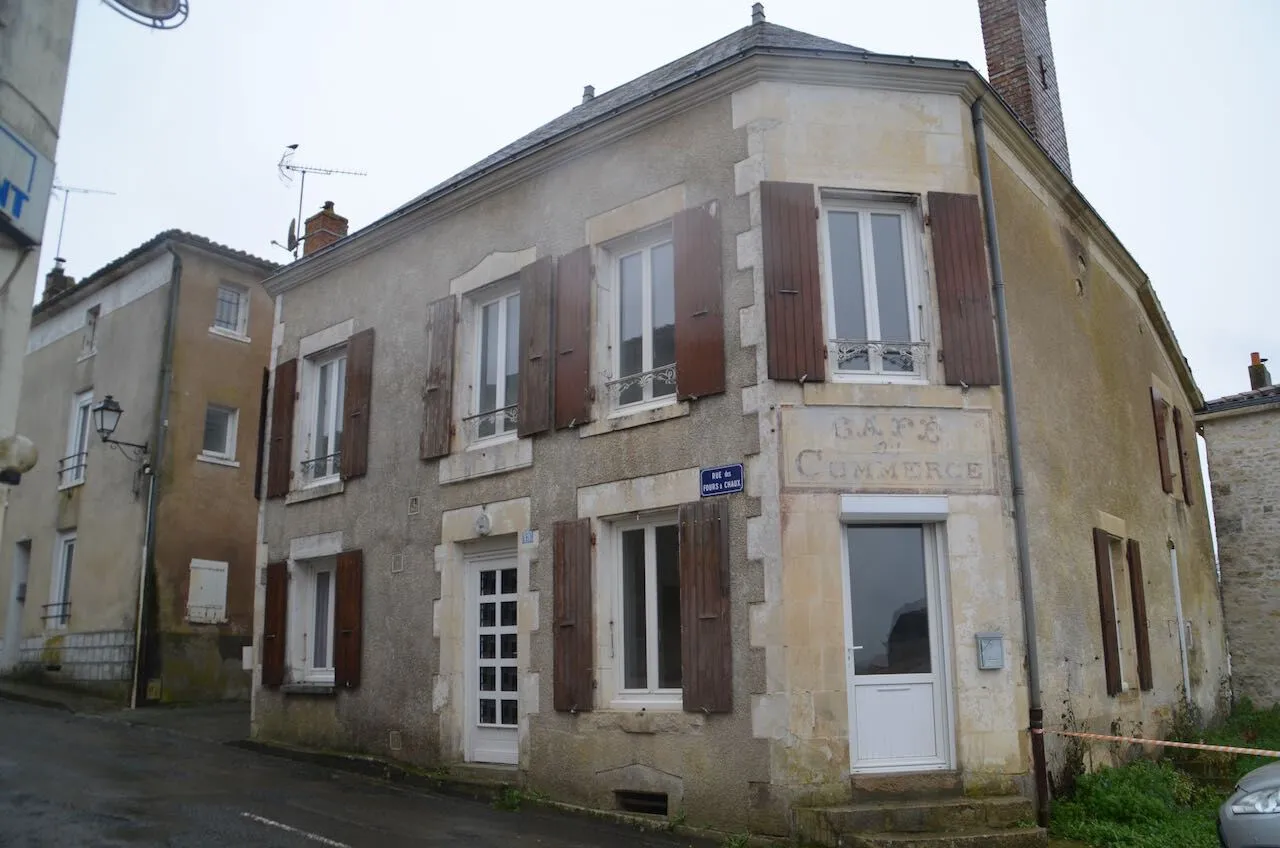 Immeuble avec 2 logements dont 1 loué - Photo 1