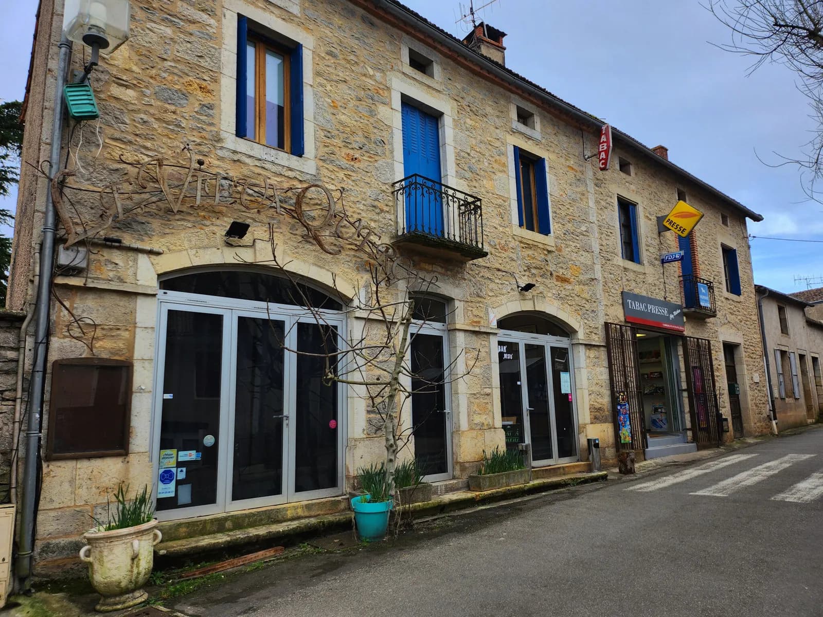 Maison à usage mixte de commerces et d'habitation - Photo 1