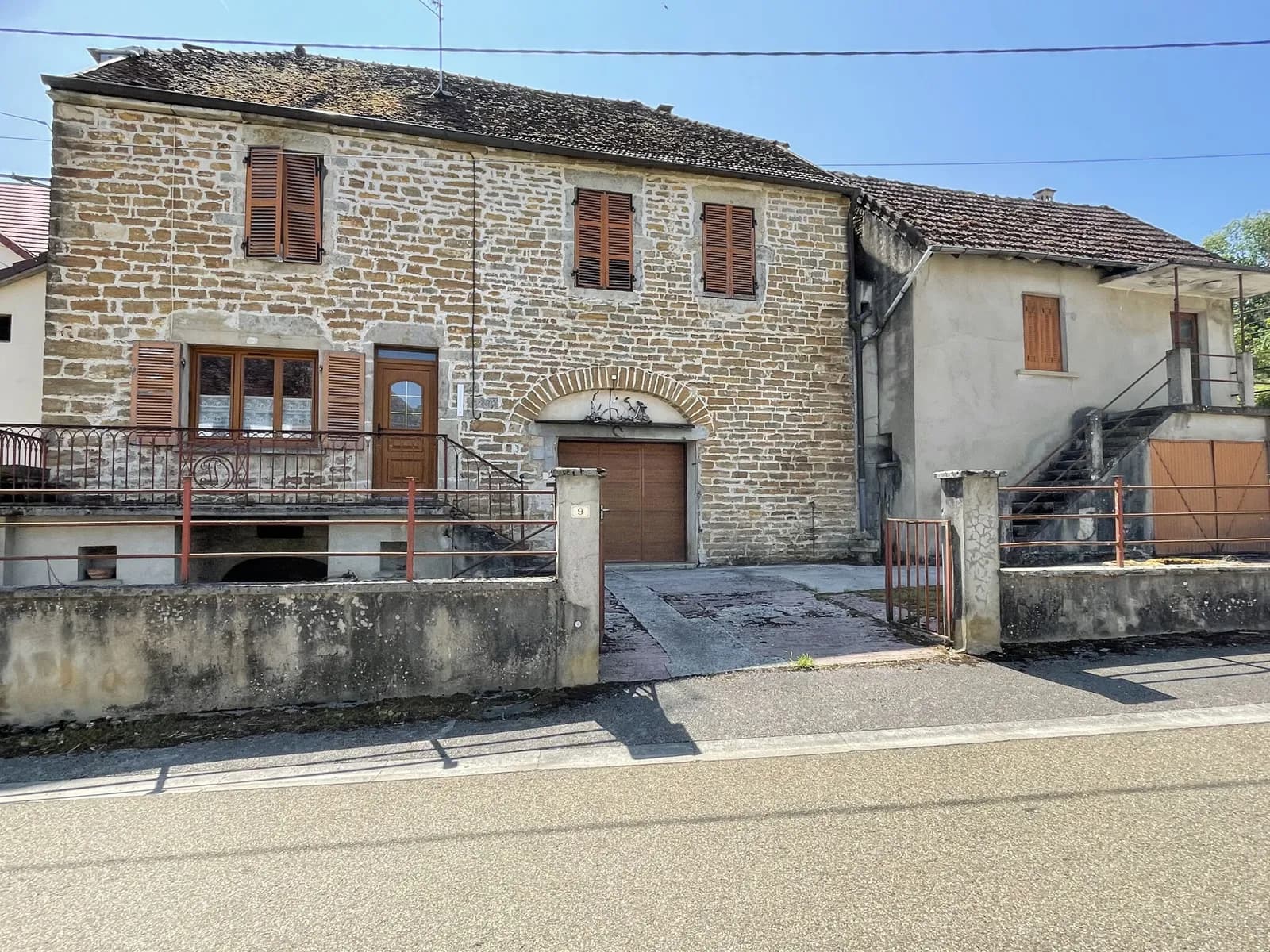 Ensemble immobilier à rénover proche de Sellières ! - Photo 1