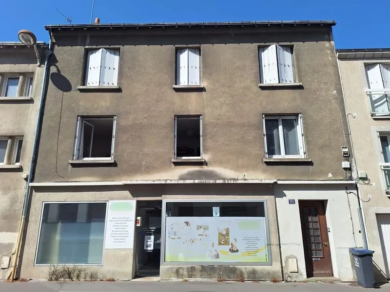 PORTES OUVERTES - Immeuble avec bureaux et 2 appartements loués - Photo 1