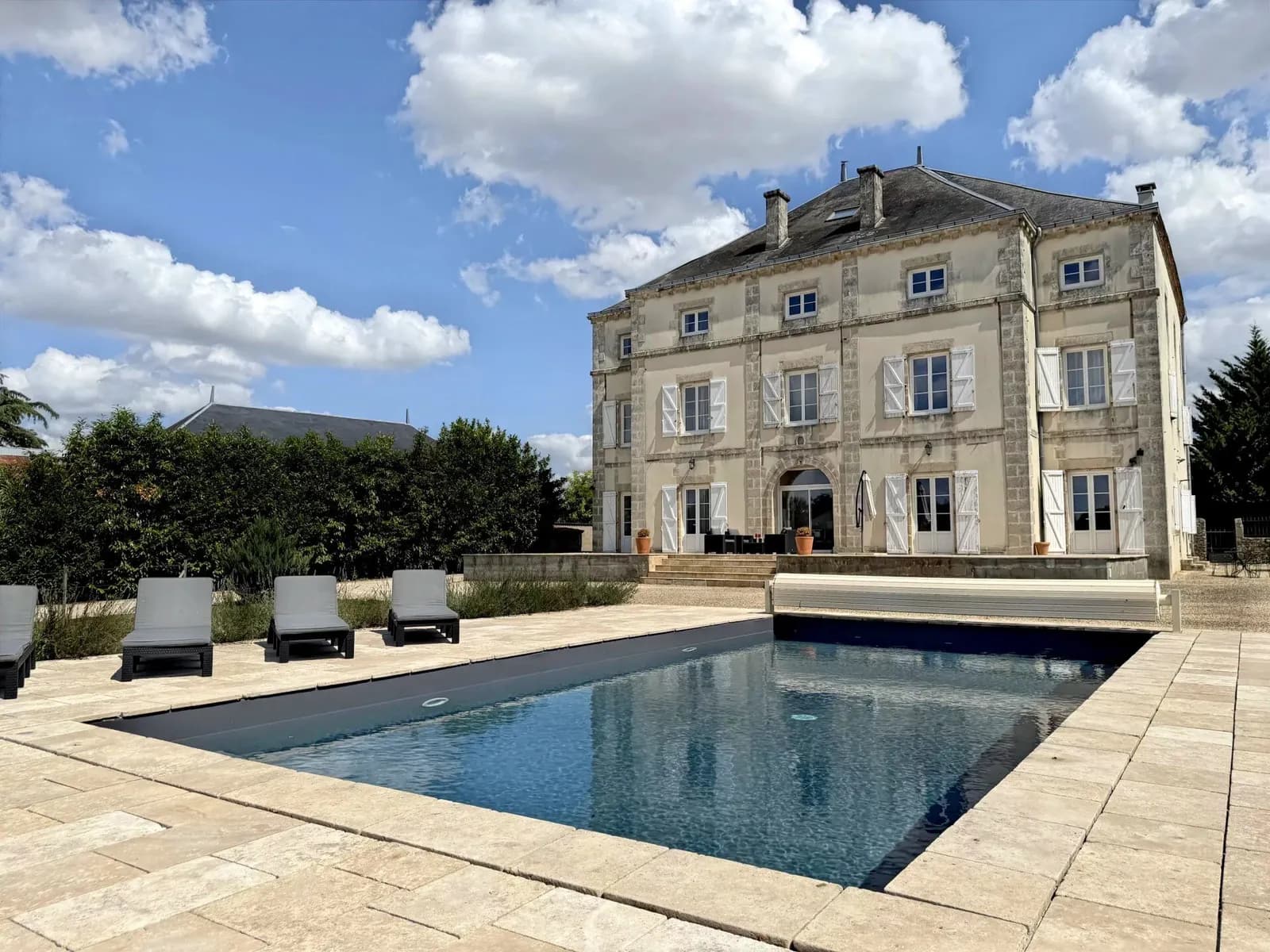 IMMEUBLE XIXe de 700 m² avec PISCINE et DEPENDANCE - Photo 1