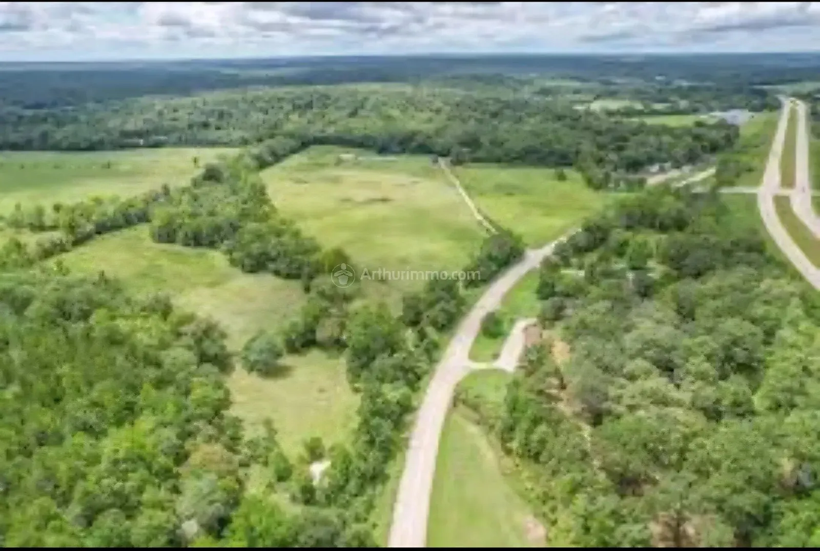 ENSEMBLE IMMOBILIER SUR 40 HECTARES - Photo 1