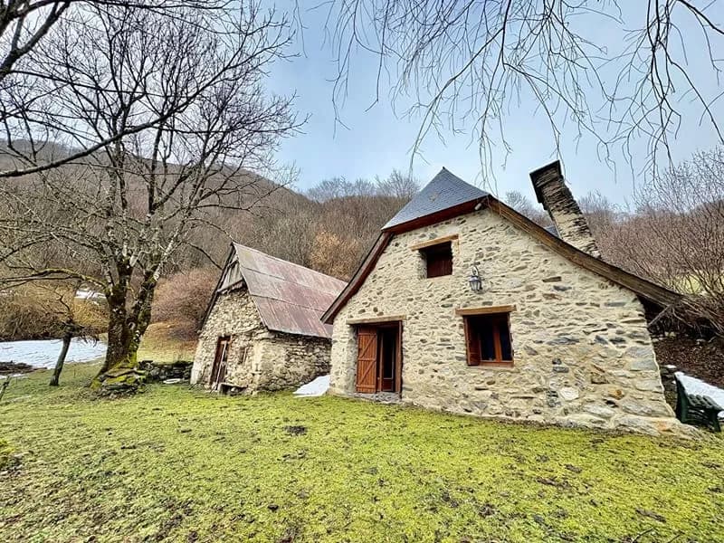 ESTAING, ensemble immobilier composé de deux granges - Photo 1