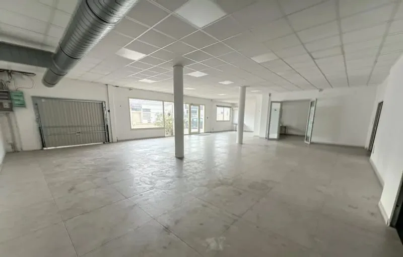 Nîmes, proche hôpital Caremeau, immeuble av. ascenseur, 900m² sur 3 niveaux - Photo 1