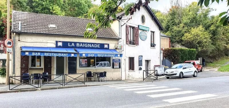 Immeuble avec bar, restaurant, T4 et studio - Photo 1