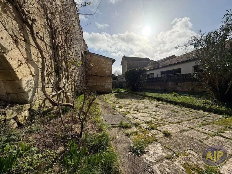 Centre-ville de Pons - Immeuble de caractère - Photo 1