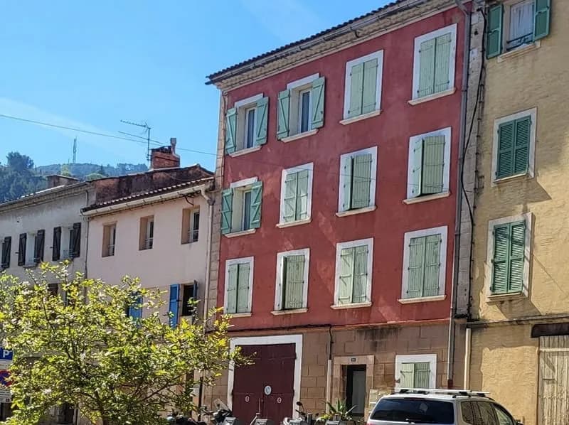 IMMEUBLE AVEC TERRASSES GARAGE ET DEPENDANCES - Photo 1