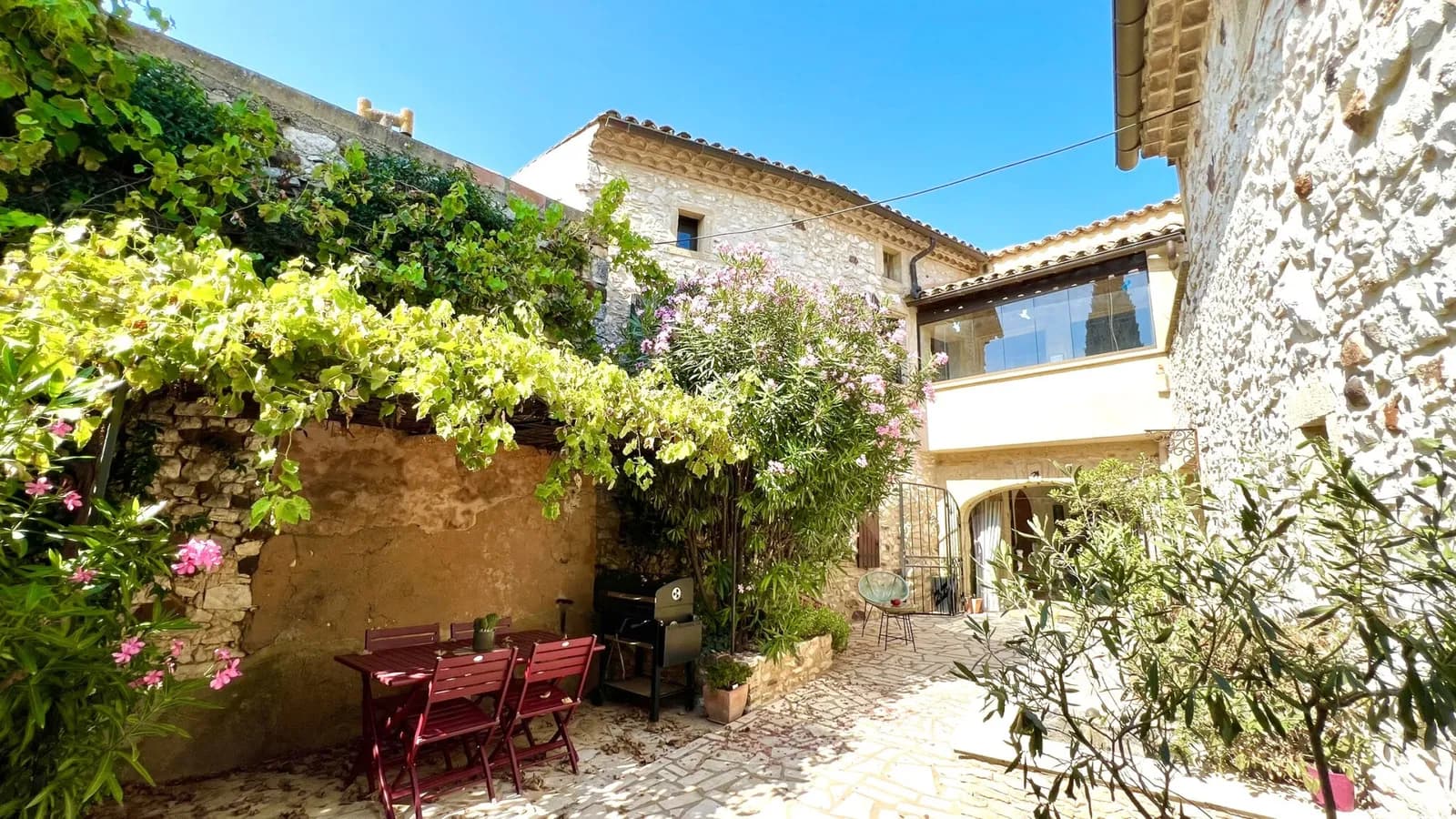 Ensemble immobilier en coeur de village - Photo 1