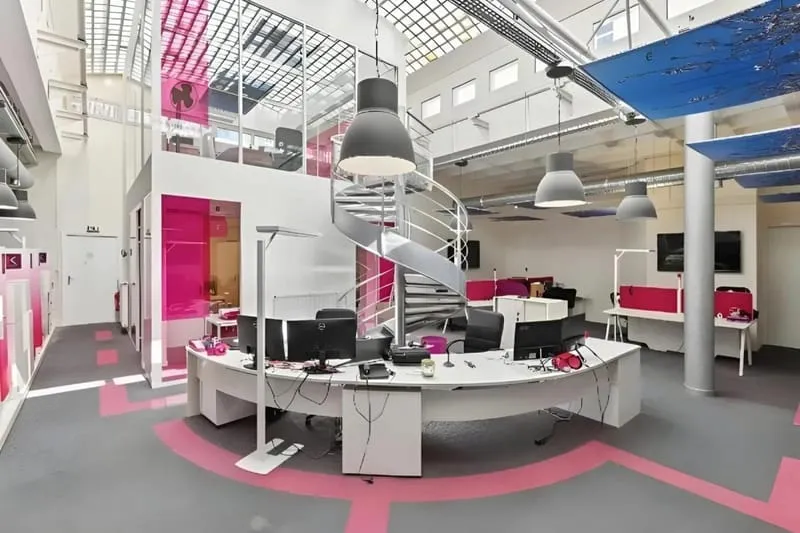 Immeuble indépendant RDC+2 niveaux à Louer 900m² avec 4mètres de Hauteur sous plafond à Saint Cloud. Terrasse privative, climatisation, ascenseur. Fort potentiel ouvert à une multitude d'activités - Photo 1